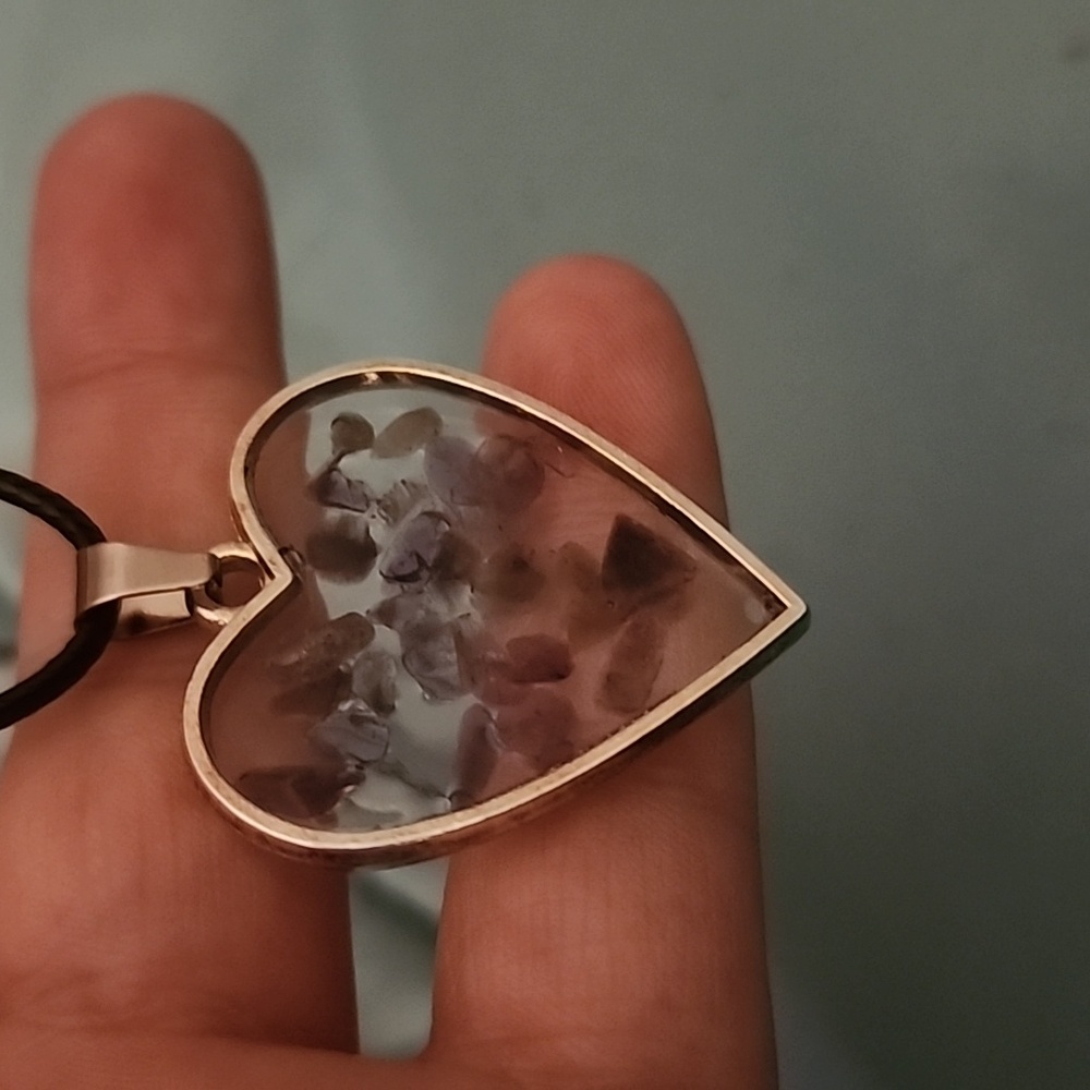 (2)resin pendent - Picture 4 of 7